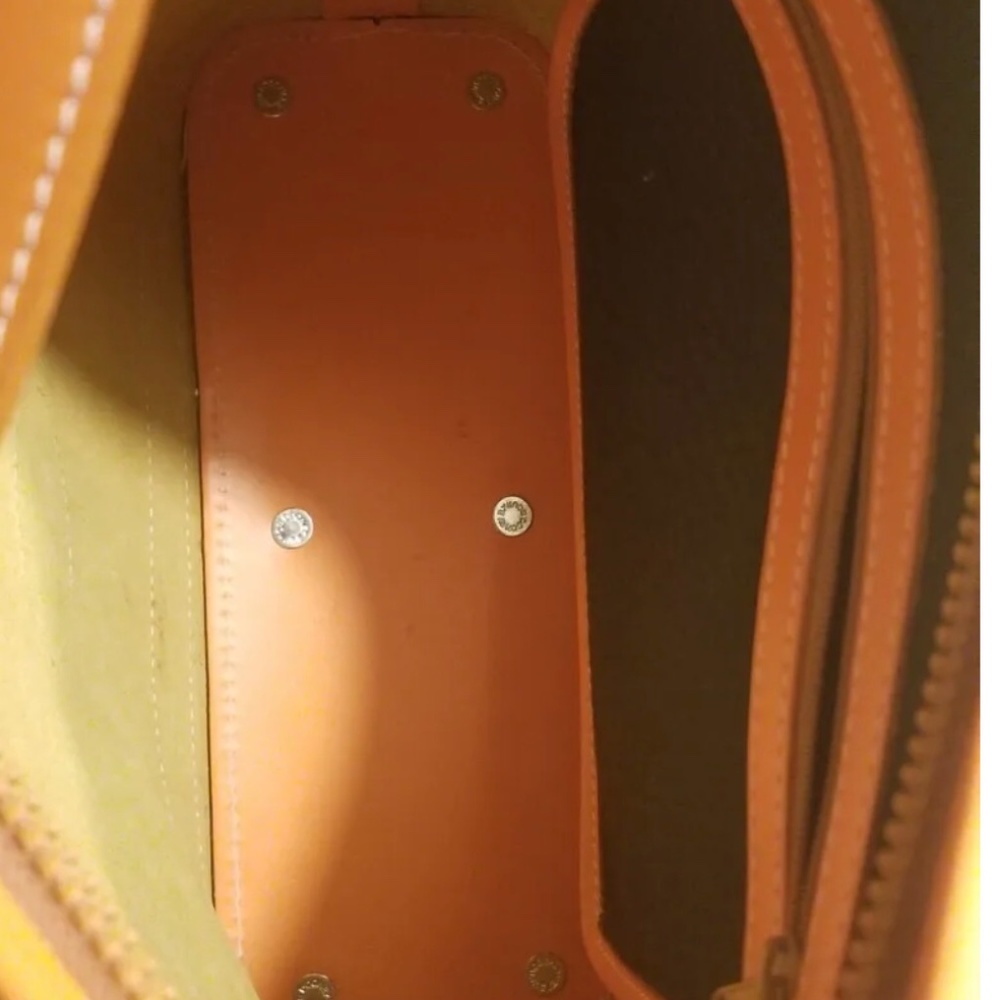 Dooney and Bourke Shoulder bag Orange. Good preowned conditions. - Picture 8 of 9